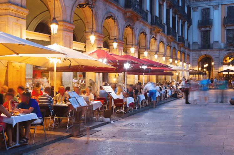 Night outdoor seating at a Milan restaurant at night